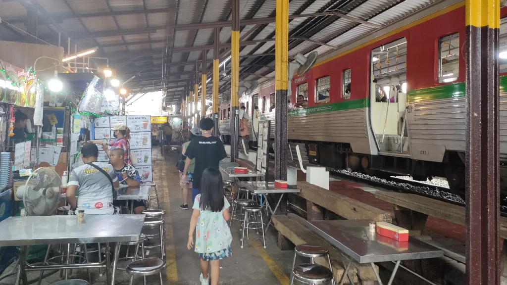 タイ国鉄メークロン駅のホームと飲食店
