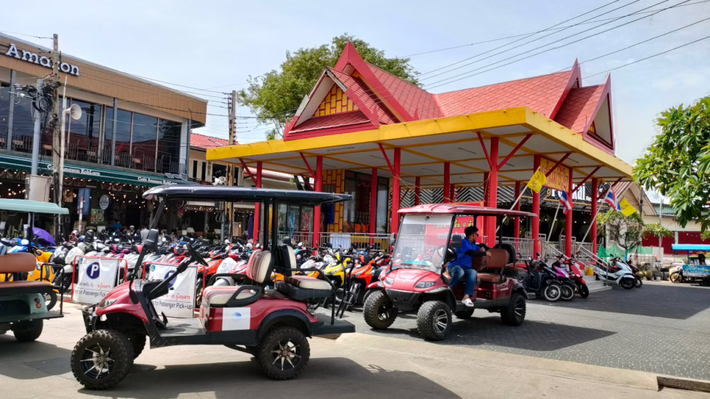 ナーバーン港の正面にあるレンタルバイクとホテル送迎カート