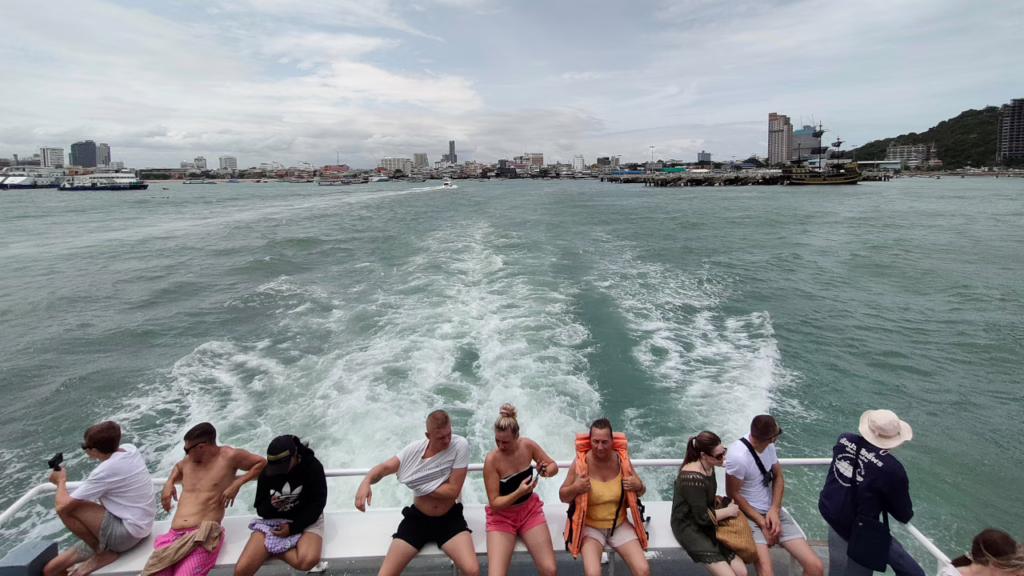 パタヤ⇔ラン島間のフェリー後部からのパタヤの眺め