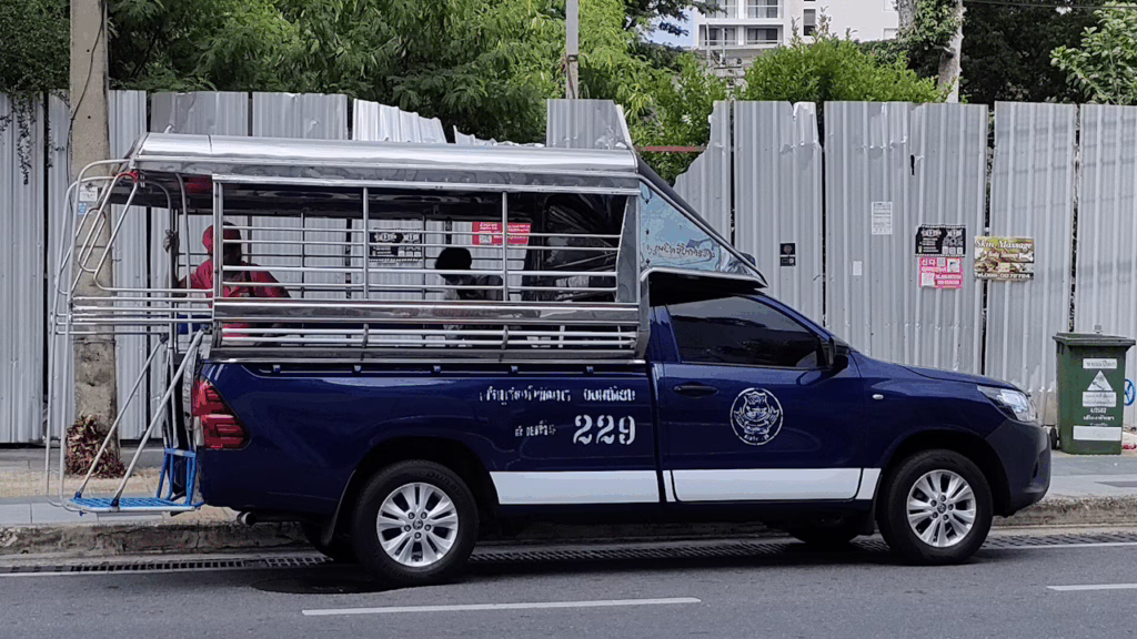 パタヤのソンテウ(青)