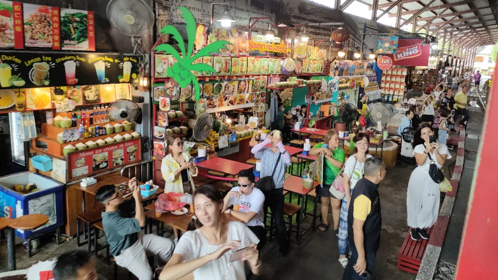 メークロン駅のホームにあるカフェ