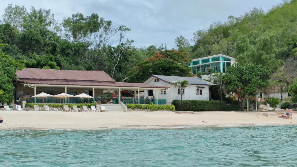 ラン島のタヤイビーチにあるレストラン