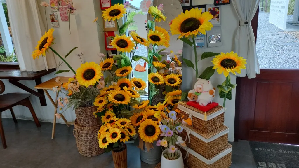 塩田カフェの店内のかわいい造花