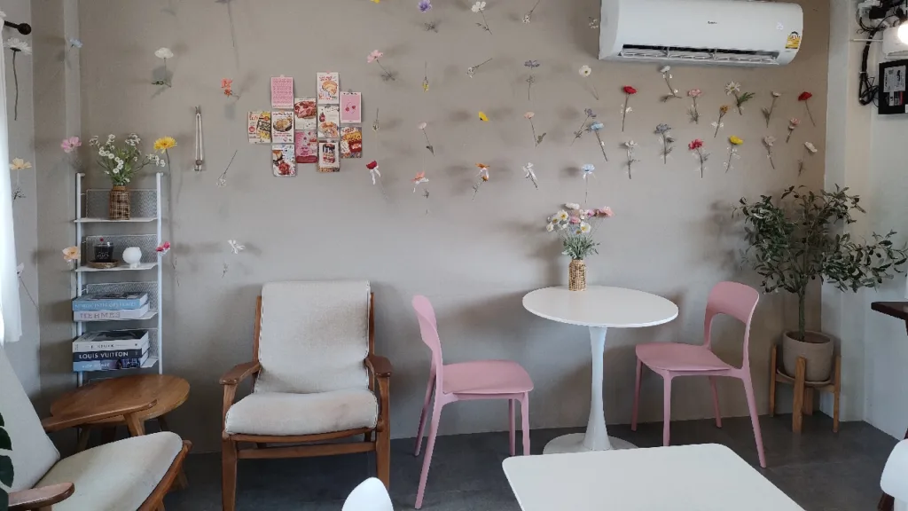 塩田カフェのかわいい店内