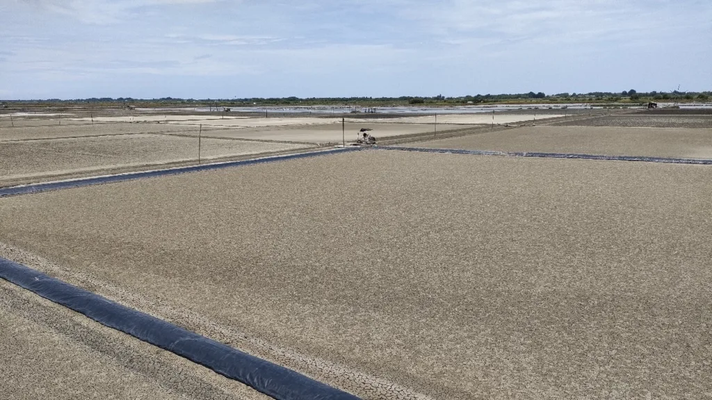 雨期で塩がない状態の塩田