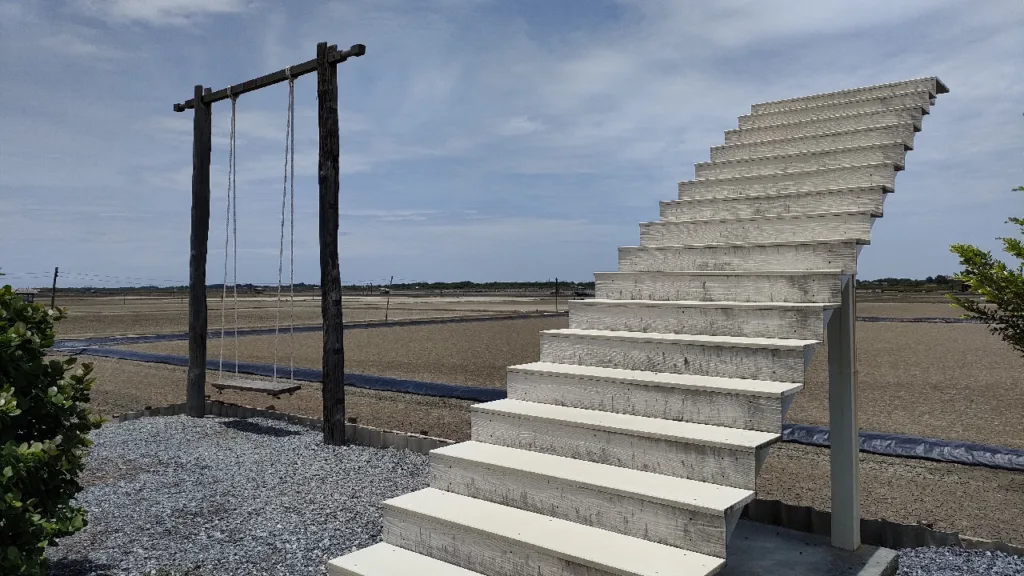 塩田カフェの庭にある階段とブランコ