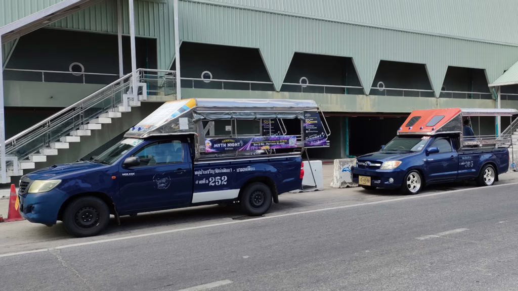 バリハイ桟橋で乗車拒否して休憩する青色ソンテウ