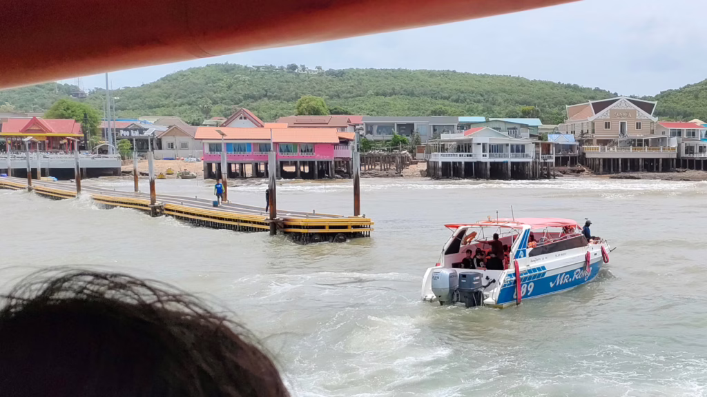 大しけの間にナーバーン港に着岸するスピードボート