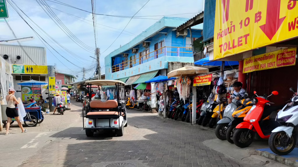 ナーバーン港近くの裏路地でレンタルバイク屋や貸しトイレが並ぶ街並み