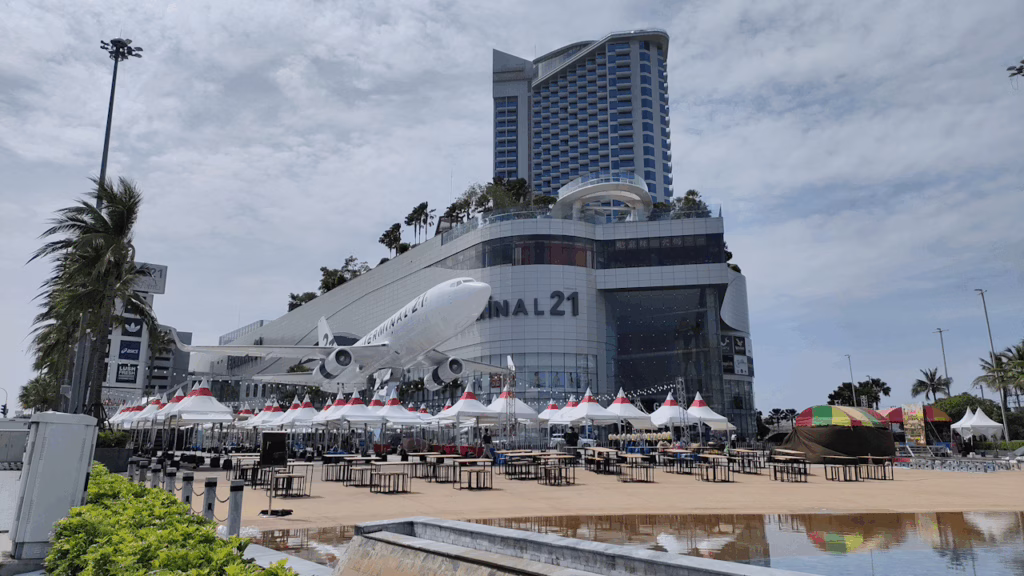 ターミナル21パタヤの外観とセンターポイント・ホテル