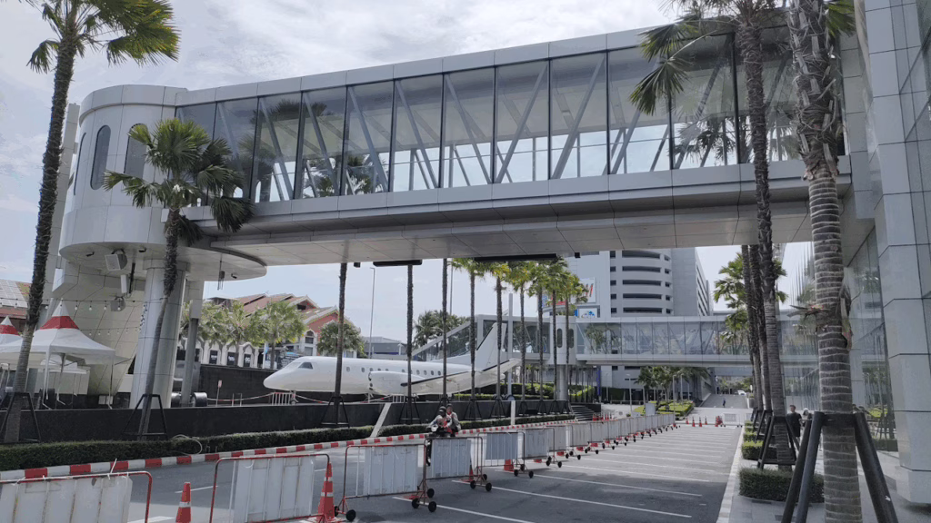 ターミナル21パタヤに展示されたSAAB機HS-LAA