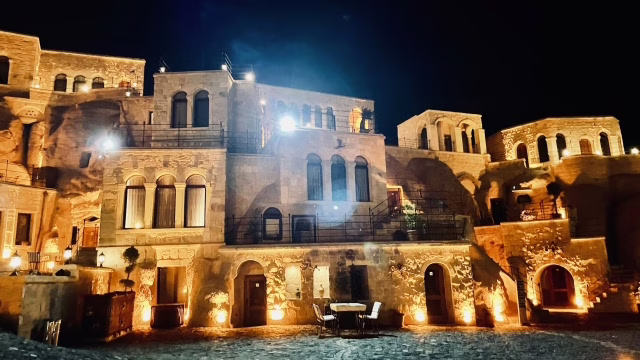 トルコ カッパドキアの夜の洞窟ホテル