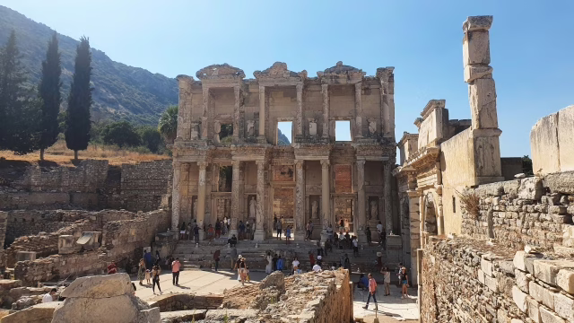 トルコ エフェソス遺跡内の観光客で混みあうケルスス図書館（セルシウス図書館）