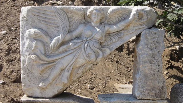 トルコ エフェソス遺跡のメミウスの碑