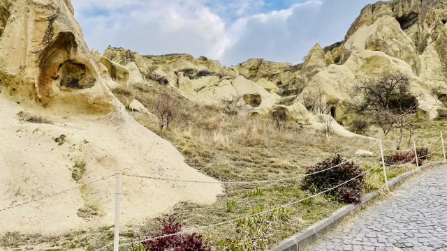 トルコのギョレメ野外博物館の散策路は石畳で坂道が多い