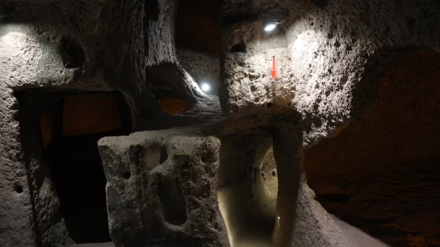 トルコ、カッパドキアのカイマクル地下都市の入り組んだ通路