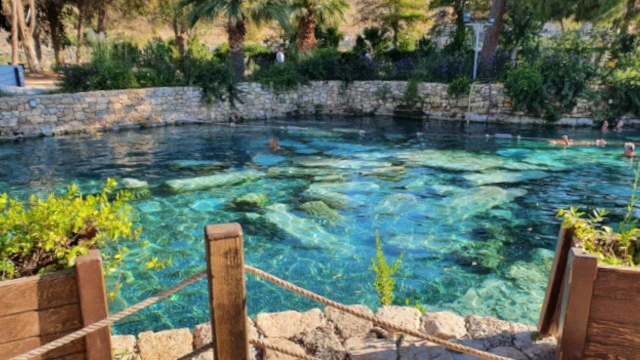 トルコ パムッカレで観光客が泳ぐクレオパトラプール