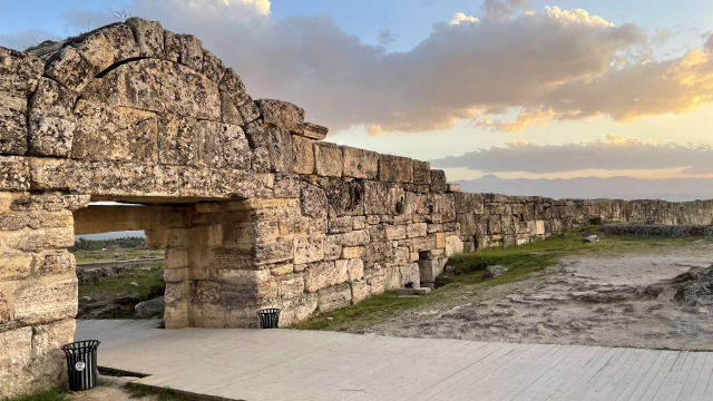 トルコ パムッカレのヒエラポリス遺跡入口の壁