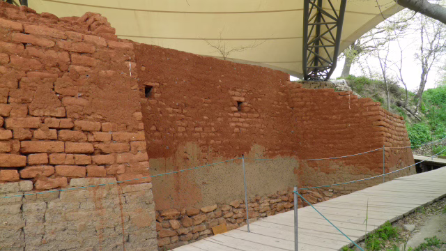 トルコのトロイ遺跡内のTroy IIの壁