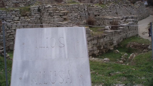 トルコ トロイ遺跡でイリオスと書かれた標識