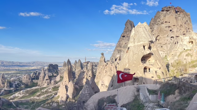 トルコのカッパドキアにあるウチヒサール城とトルコ国旗
