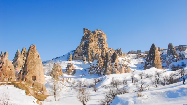 トルコのカッパドキアにあるウチヒサール城の雪景色